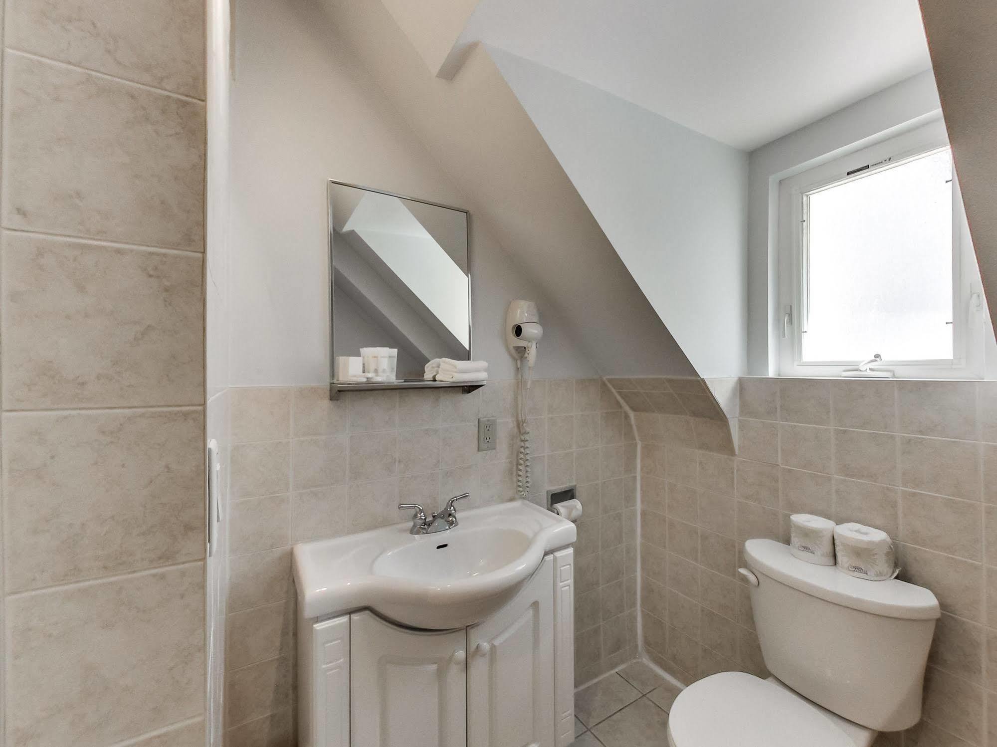 Isabella Hotel & Suites Toronto Bagian luar foto