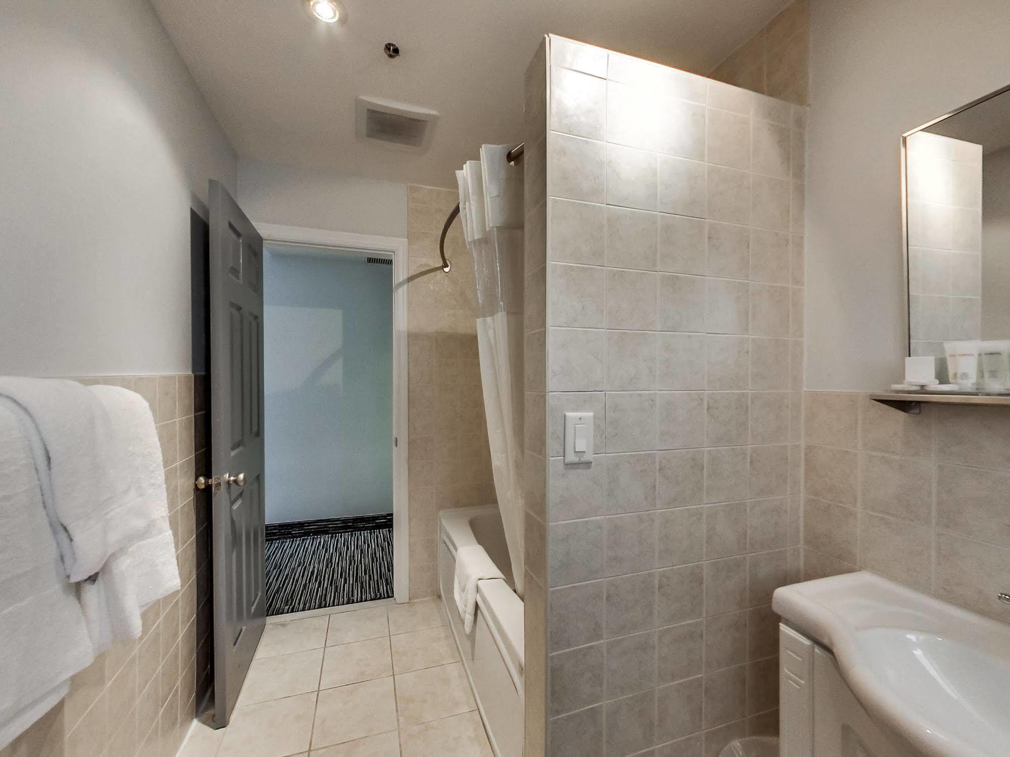 Isabella Hotel & Suites Toronto Bagian luar foto